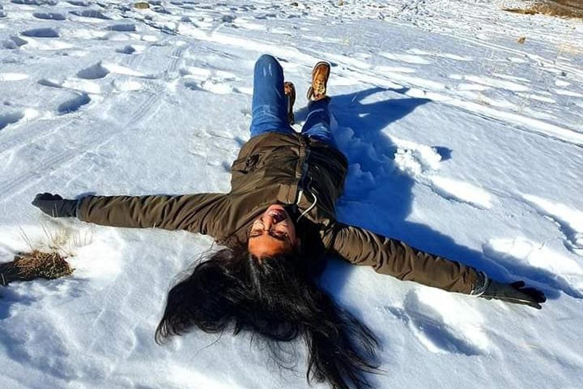 una persona sdraiata sulla neve