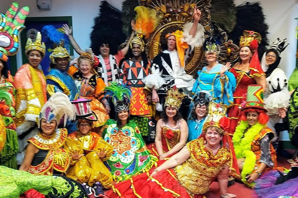 un gruppo di persone in costume che posano per una foto