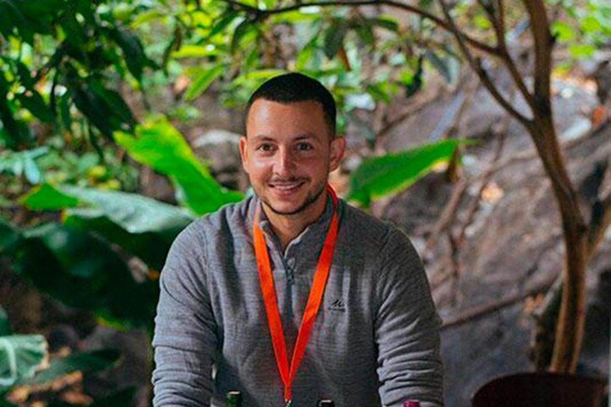 seorang lelaki dengan reben oren di lehernya