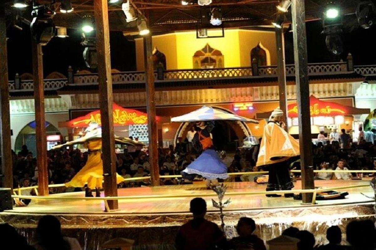 sekumpulan orang menonton pertunjukan di teater