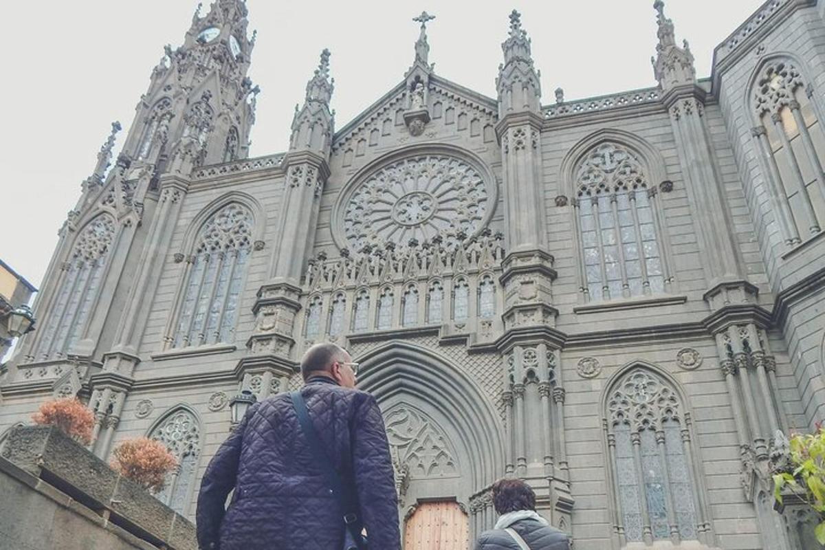 seorang lelaki berdiri di hadapan sebuah katedral yang besar