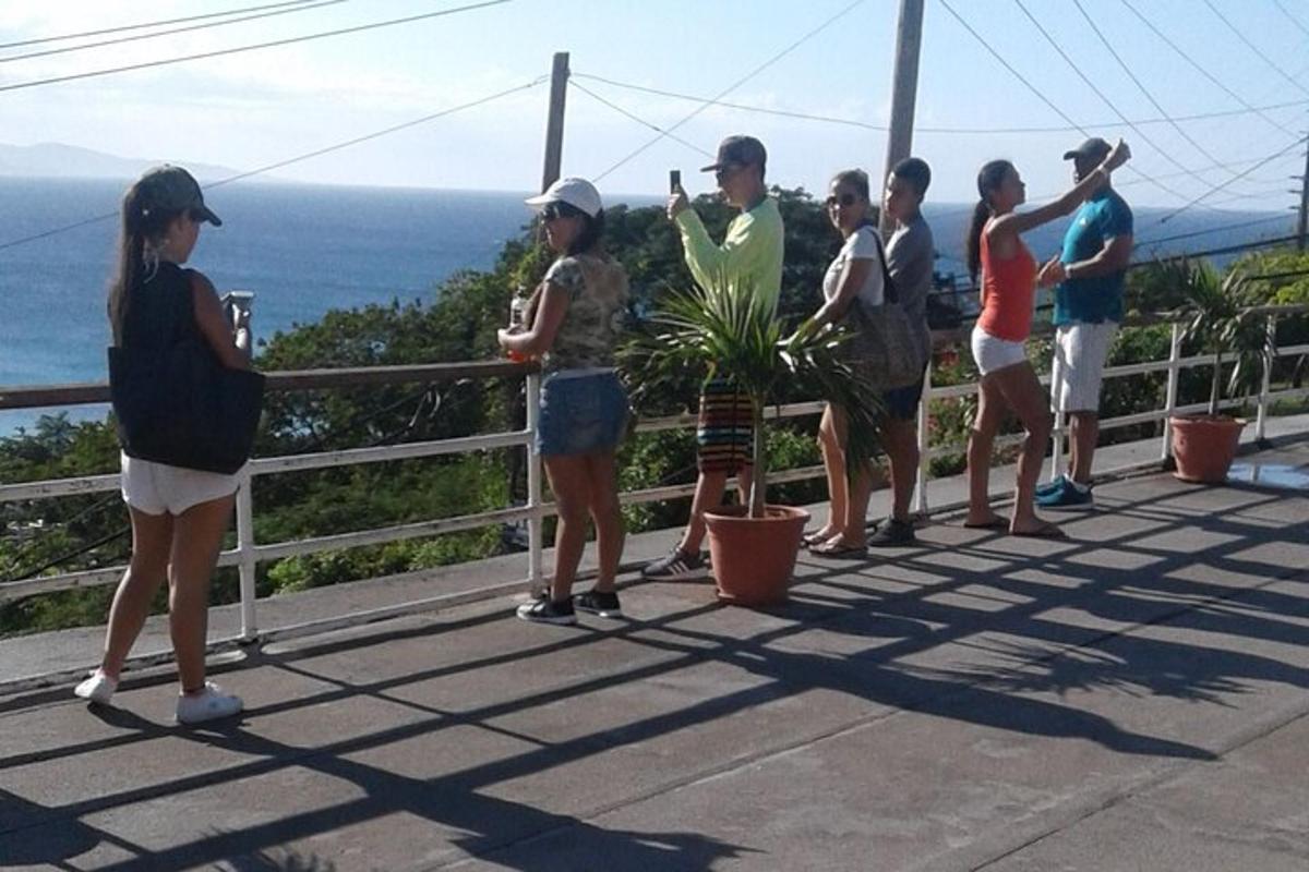 un grup de persones dretes al vessant d'una muntanya