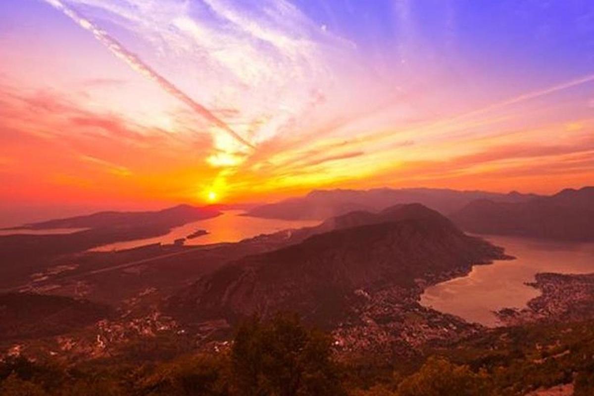 una vista de la posta de sol sobre una muntanya
