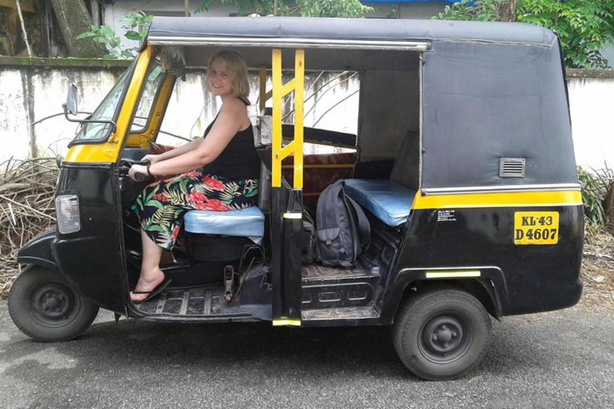 una donna seduta sul retro di un piccolo golf cart