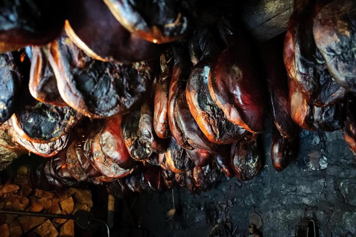beikonklumpur hangandi á grilli