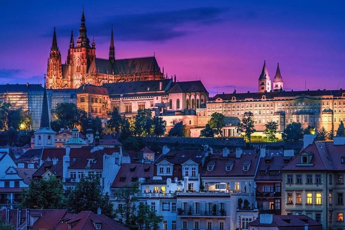 uma vista de uma cidade à noite com um castelo