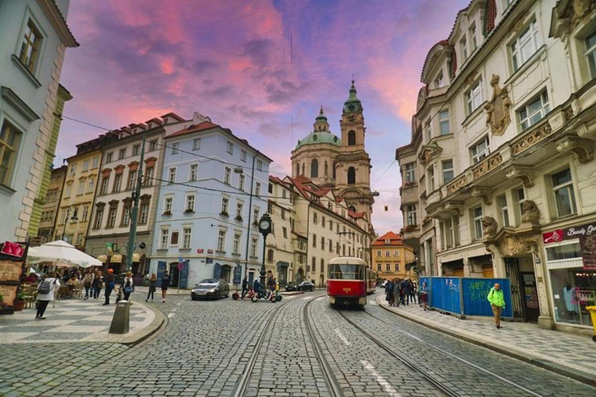un tram rosso su una strada cittadina con edifici