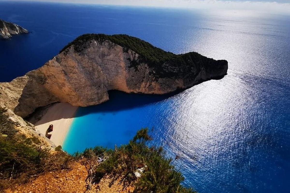 zračni pogled na plažo z mavrico
