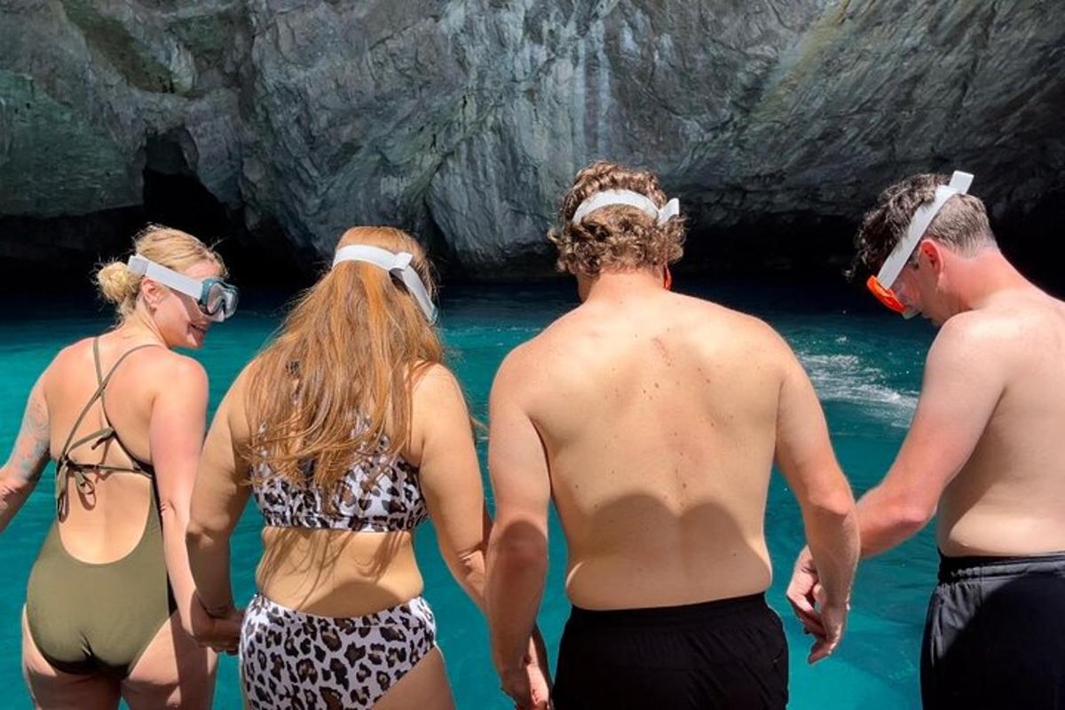 en gruppe mennesker som står i vannet i en hule