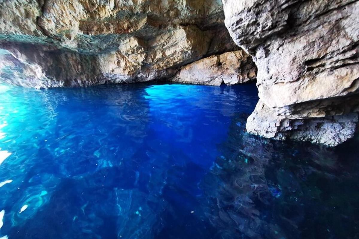 ein Pool mit blauem Wasser in einer Höhle