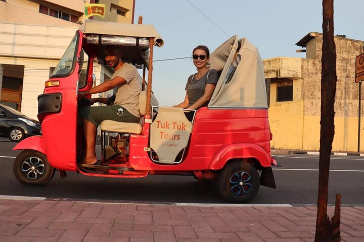 dalawang tao na nakasakay sa isang maliit na pulang golf cart