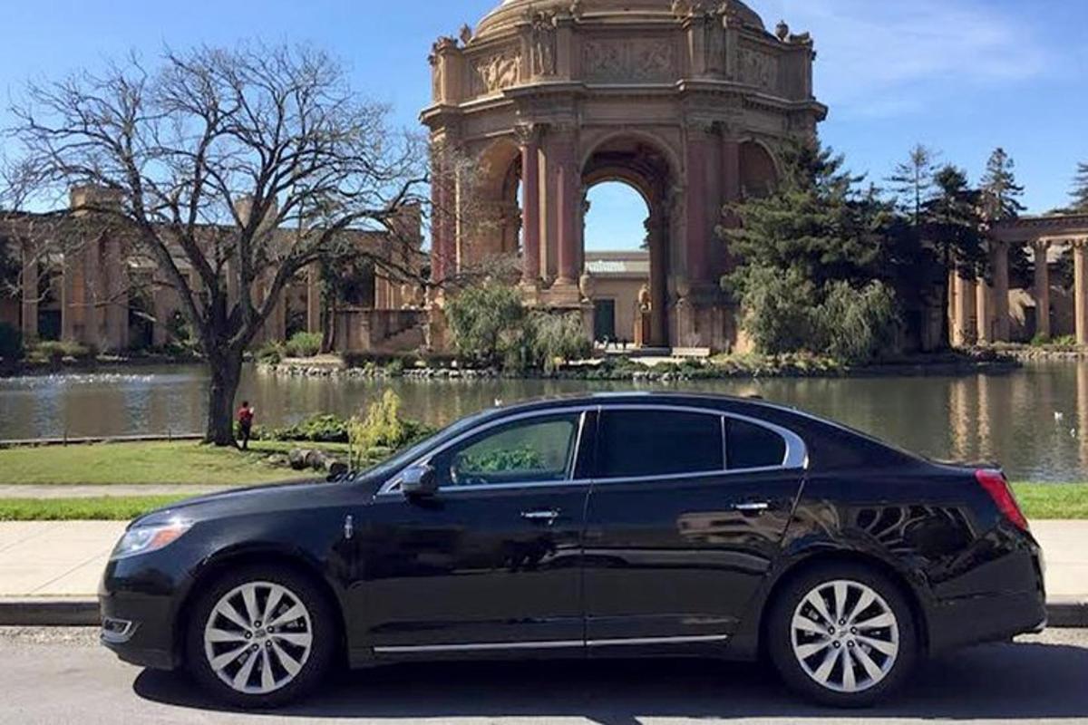 Un coche negro aparcado delante de un edificio