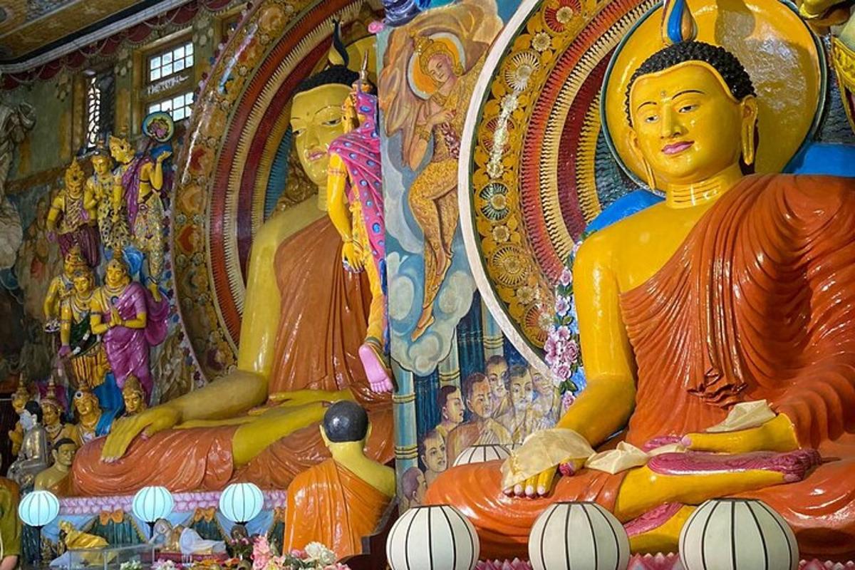 un grupo de estatuas en un templo chino