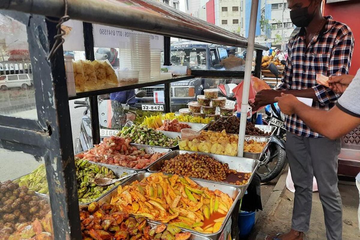 Un grupo de personas de pie alrededor de un buffet de comida.