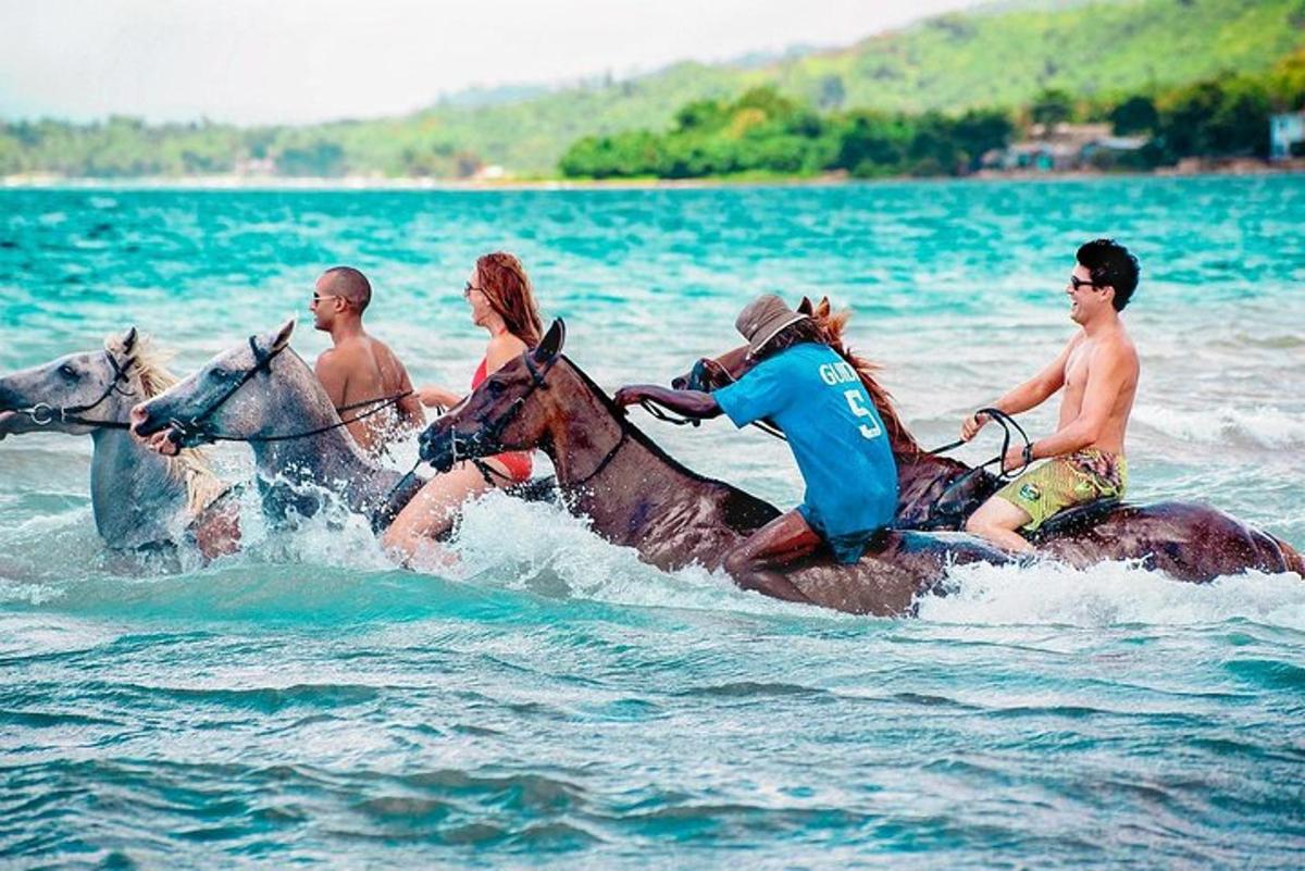 um grupo de pessoas andando a cavalo na água