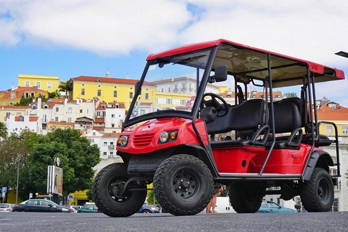 Un carrito de golf rojo estacionado en un estacionamiento
