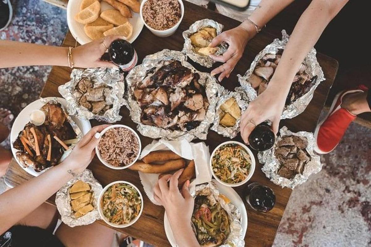 um grupo de pessoas sentadas ao redor de uma mesa com comida