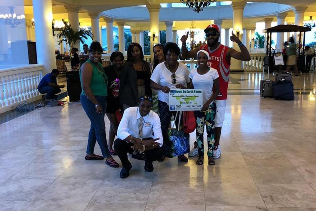 un gruppo di persone in posa per una foto in un centro commerciale