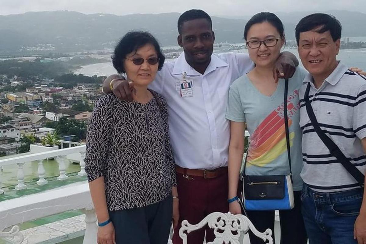 un gruppo di persone in piedi in cima a un edificio