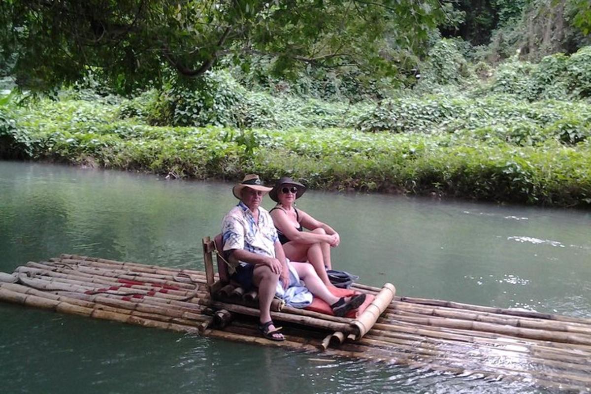 due persone sedute su una zattera in acqua