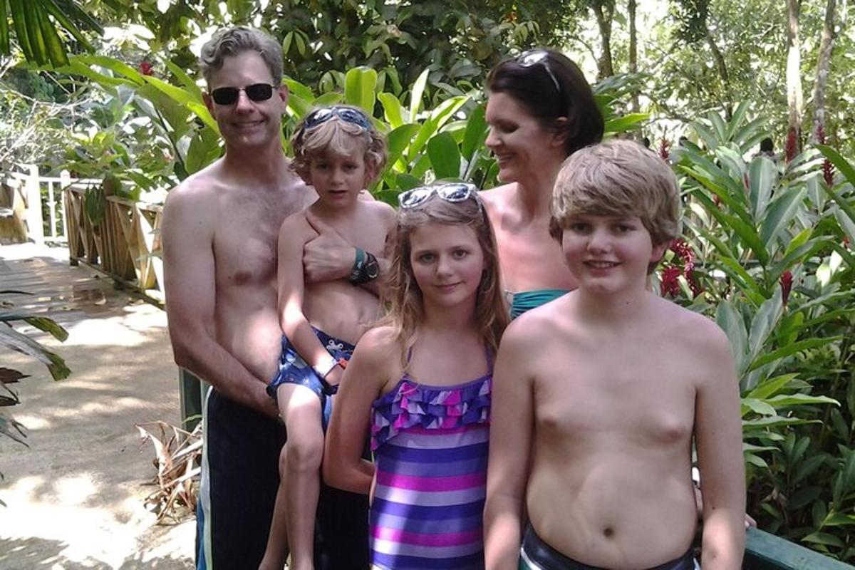 una famiglia in posa per una foto al sole