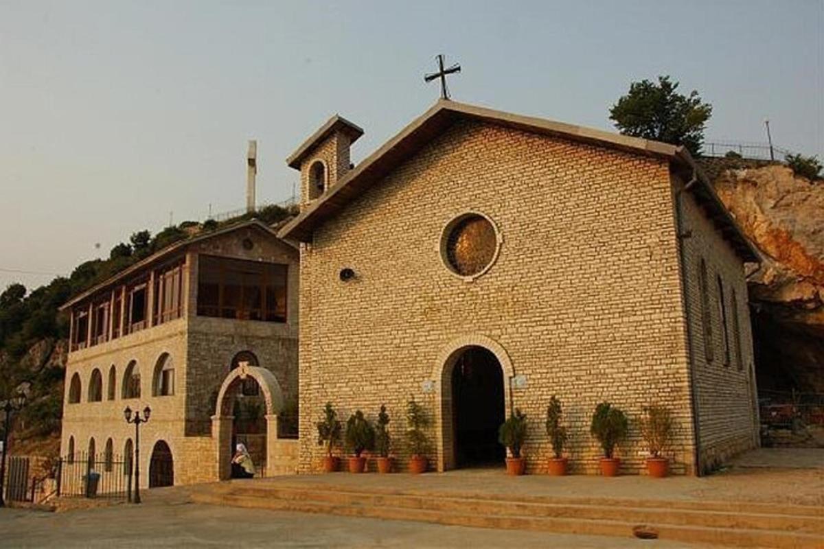 una chiesa con una croce sulla facciata