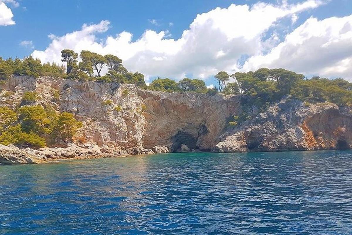 una cueva en la ladera de un acantilado rocoso