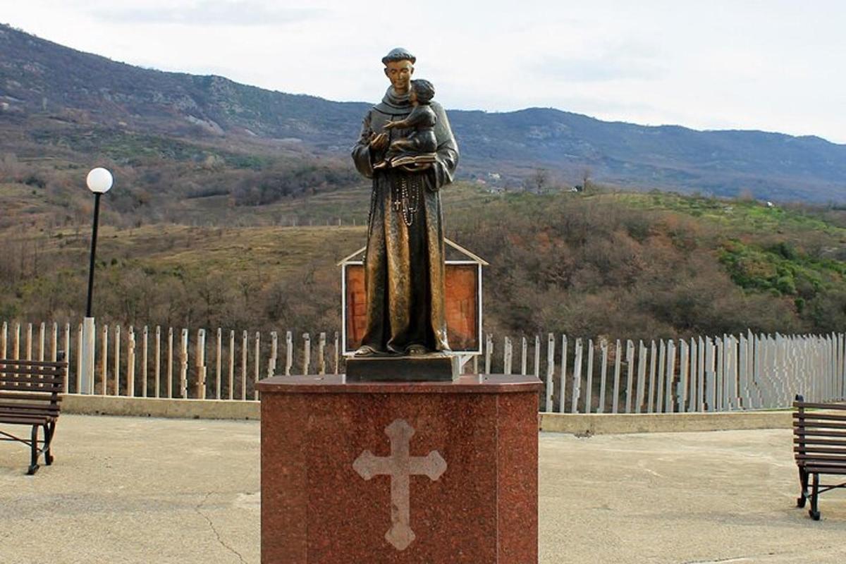 socha muže držícího dítě