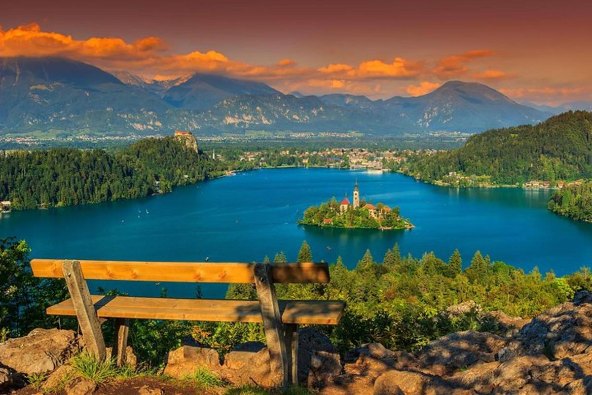 una isla en medio de un lago con un banco