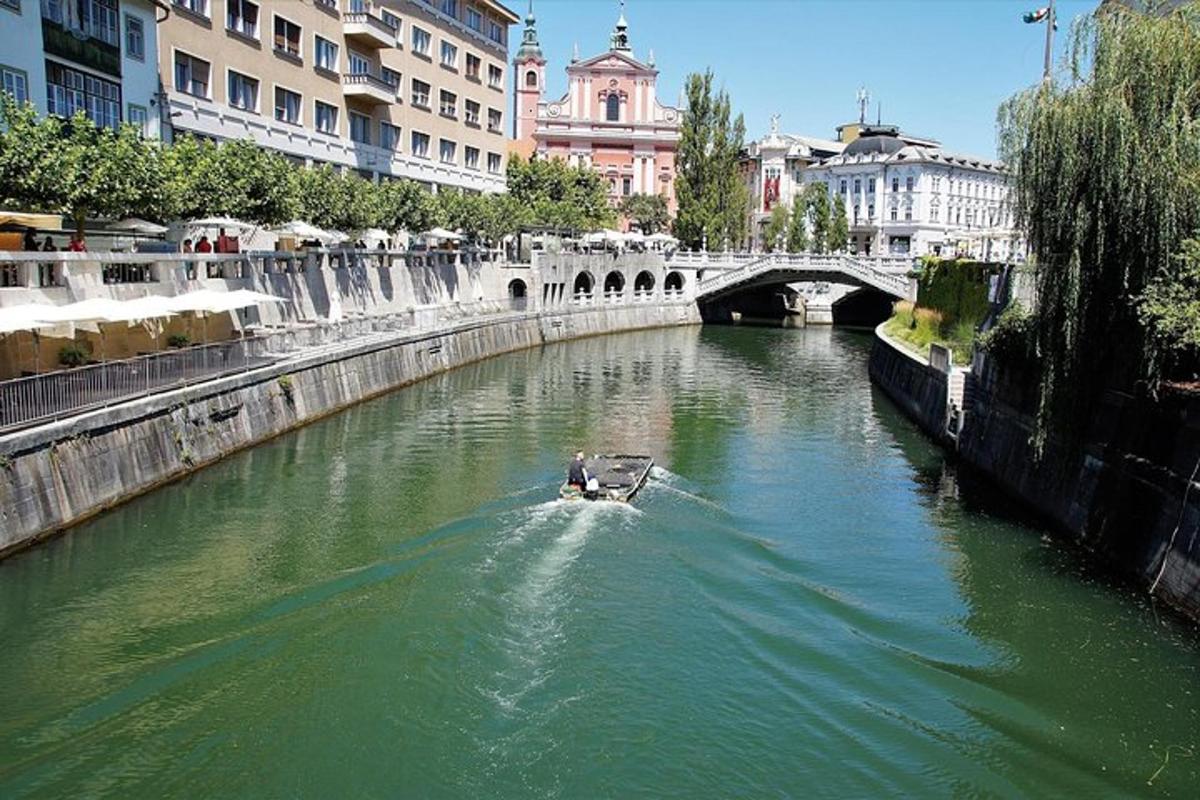 un barco en un río debajo de un puente