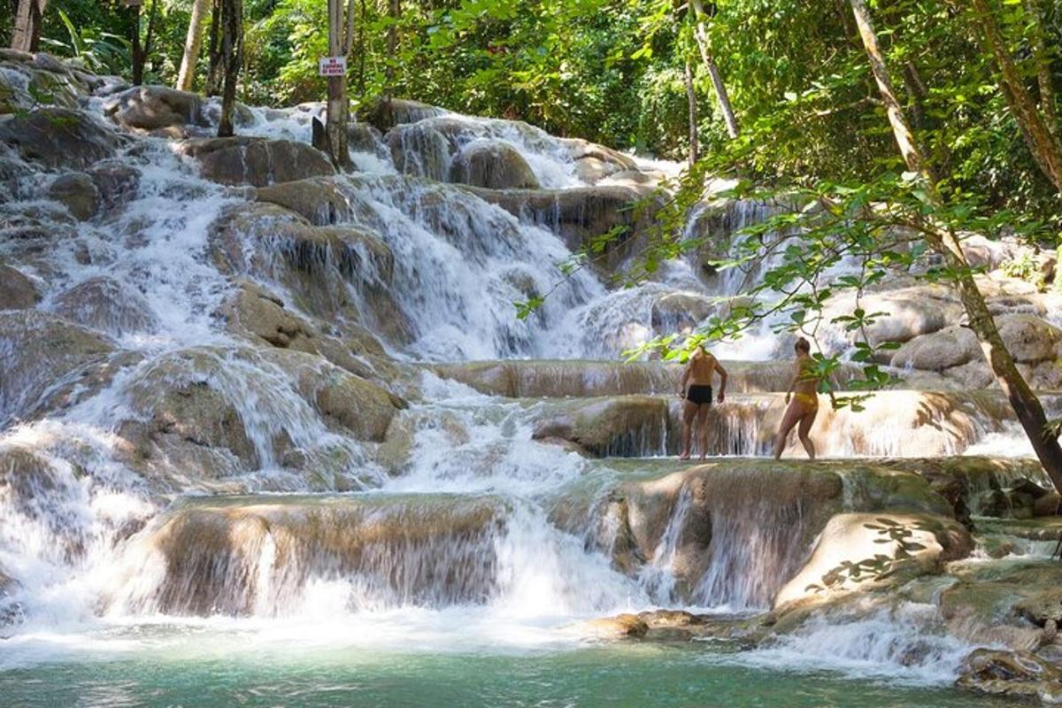 air terjun dengan orang-orang berdiri di depannya