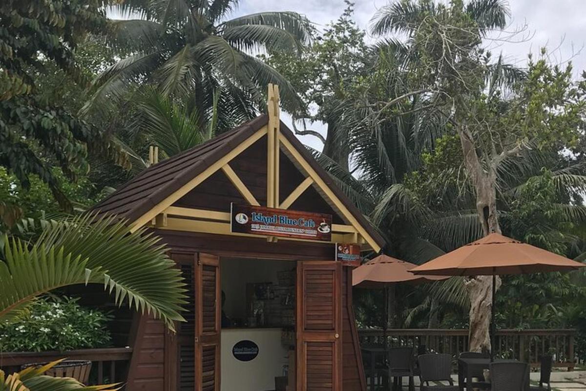 một nhà hàng nhỏ có ô dù và bàn ghế