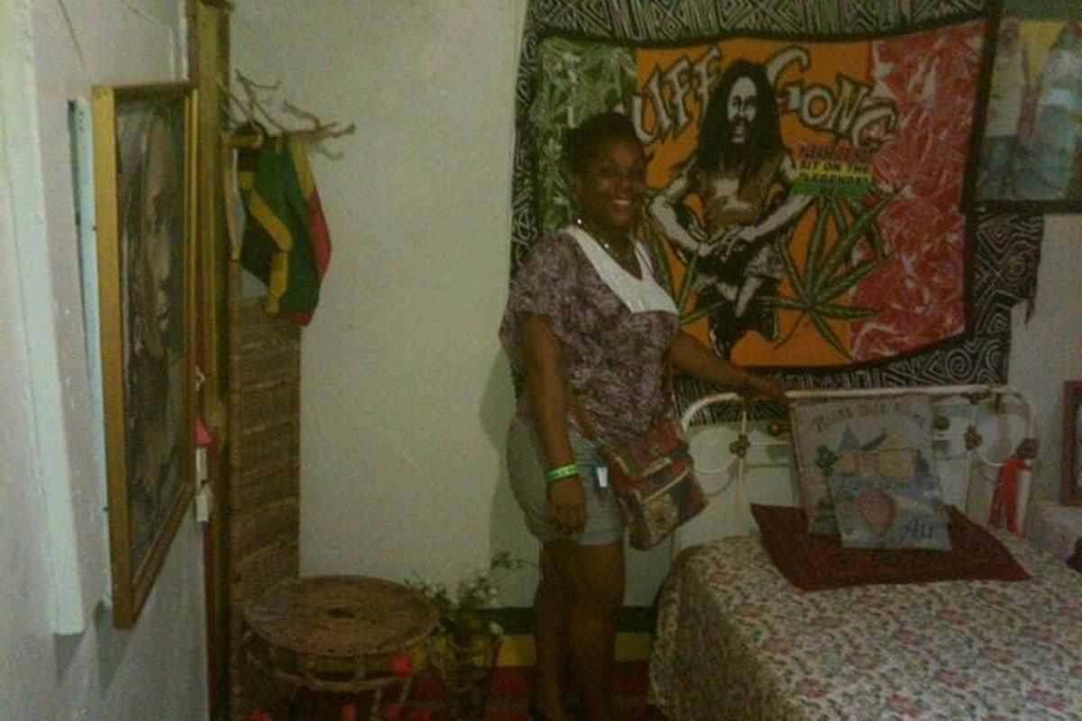 uma mulher em pé em um quarto com uma cama