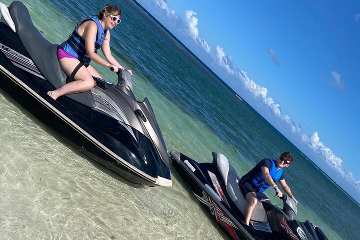 egy férfi és egy nő jetski-n a vízben