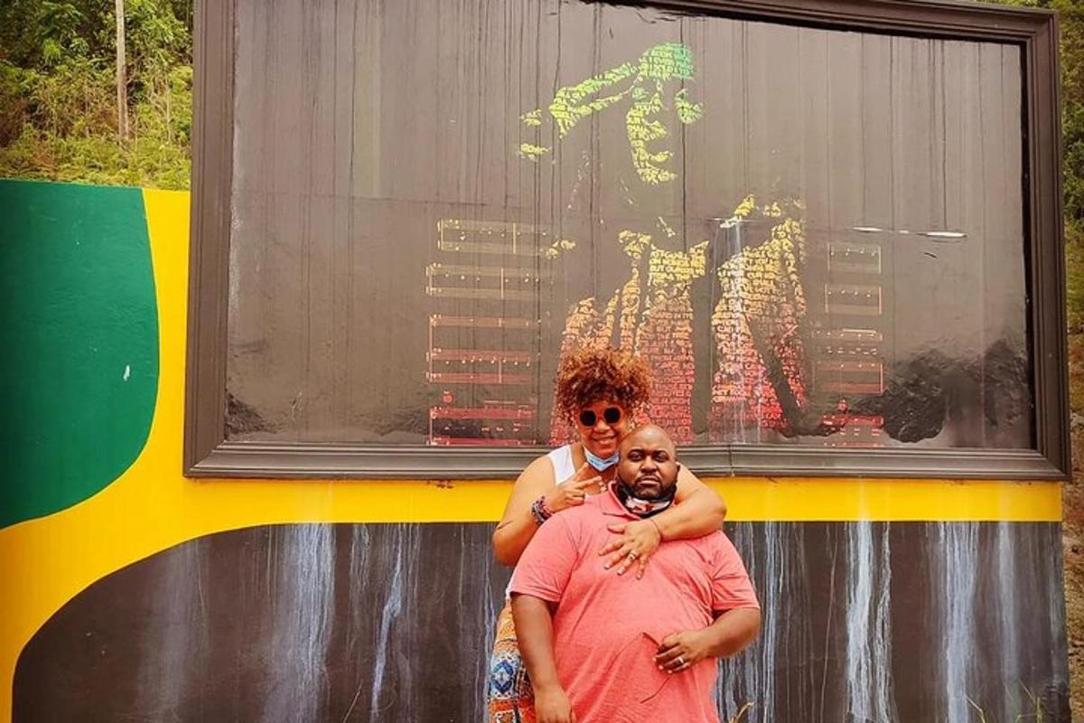 dois homens estão parados na frente de um trem