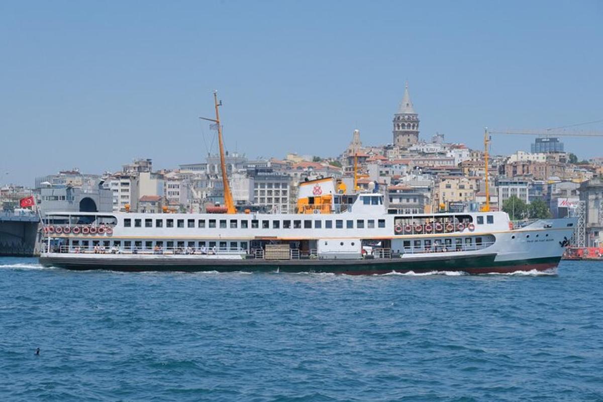 عبارة على الماء مع مدينة في الخلفية