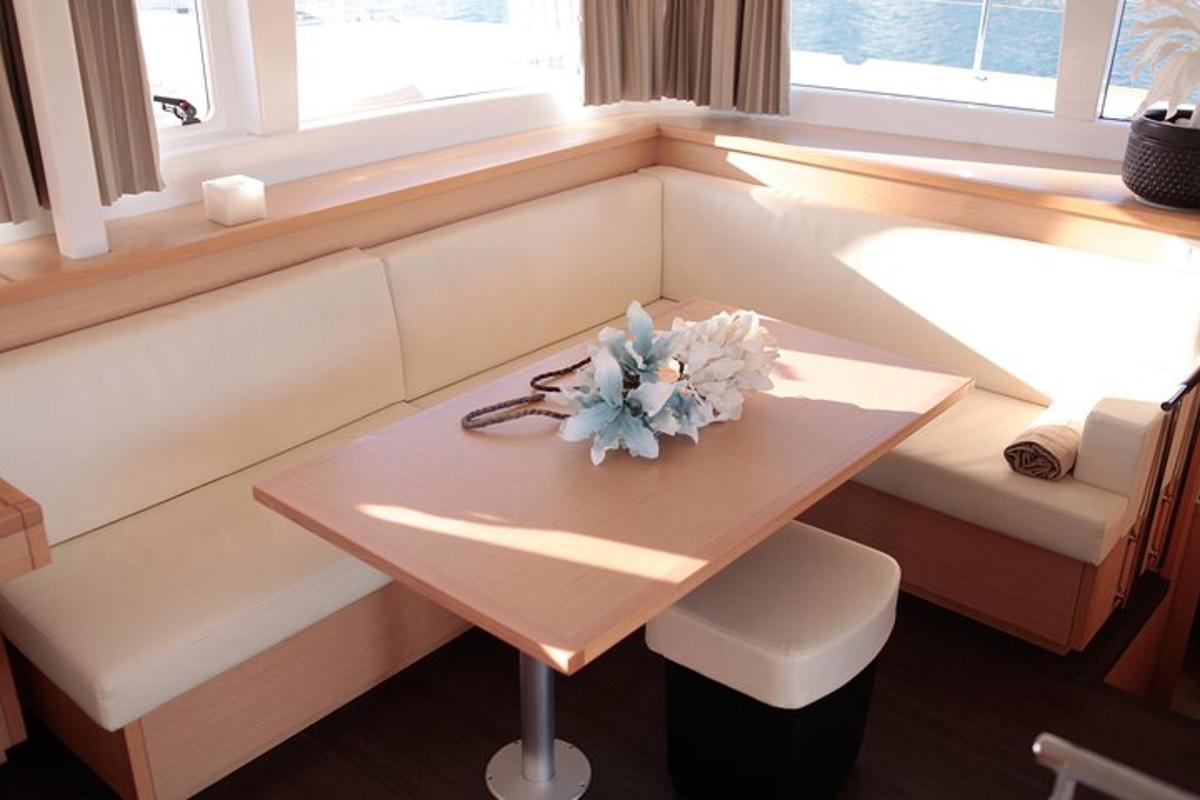 een tafel met een bloem erop op een bank