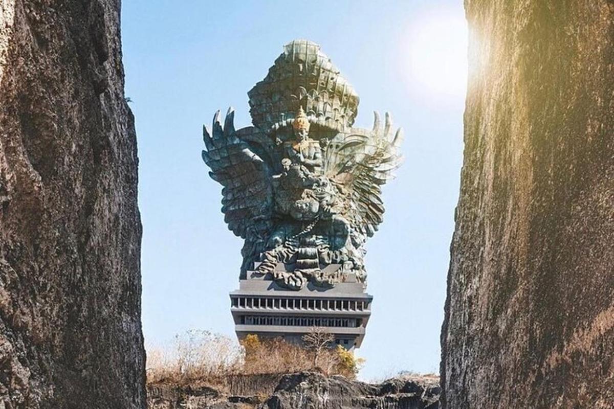 una statua al centro di un aolito con il sole