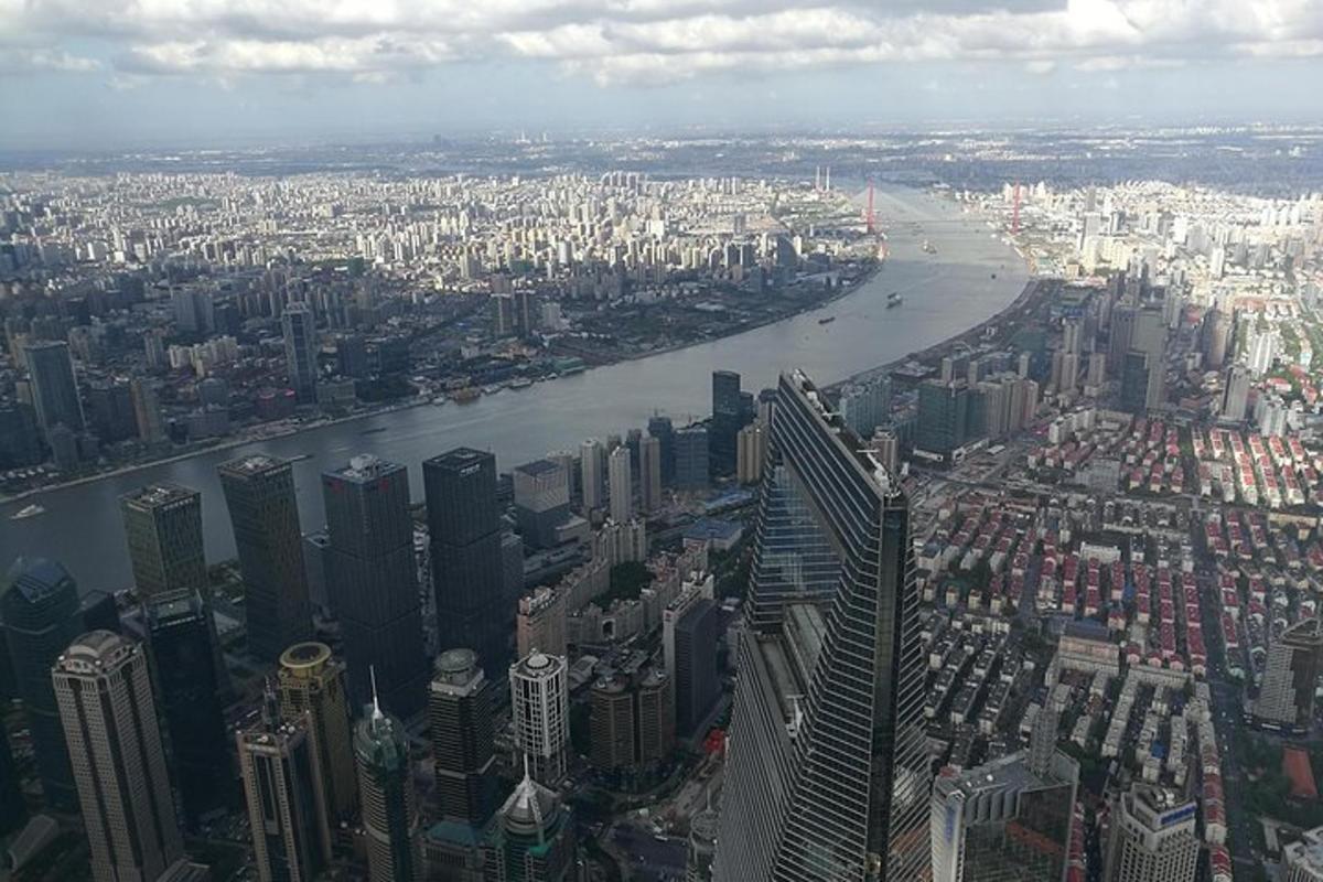 una vista aerea di una grande città con un fiume