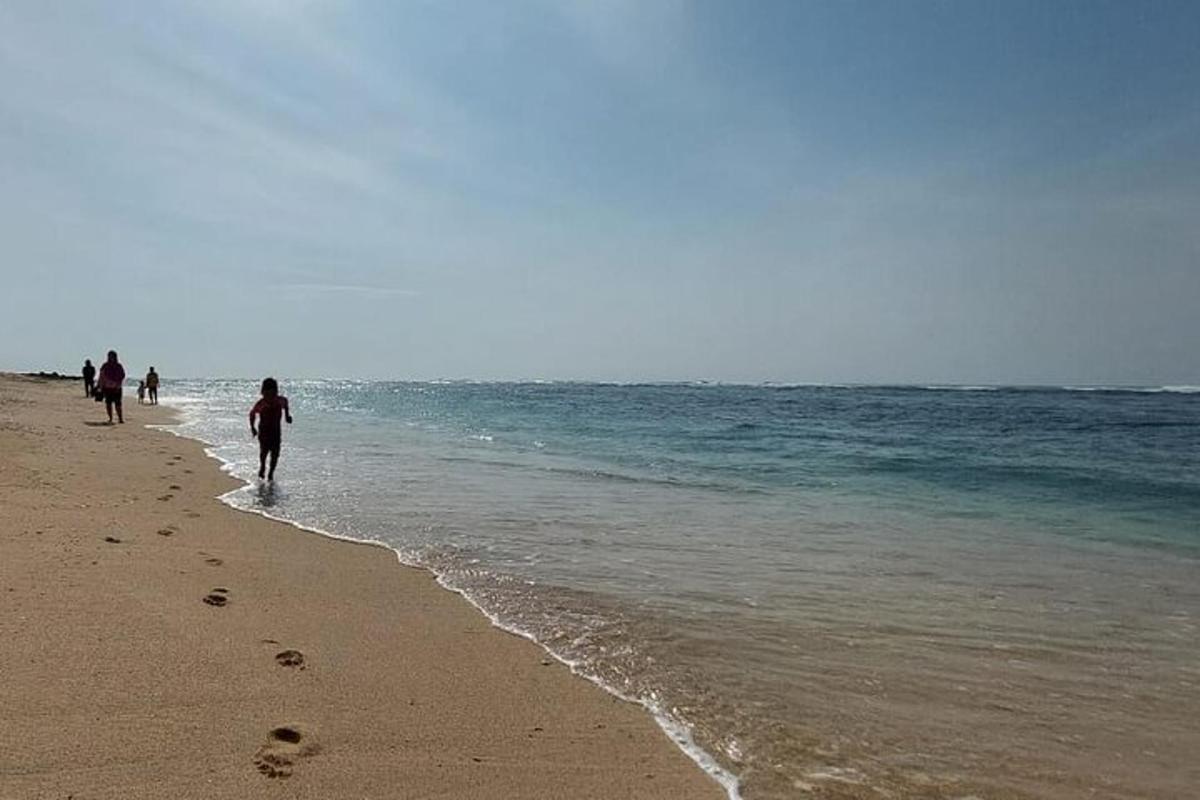 un grupo de personas caminando por la playa