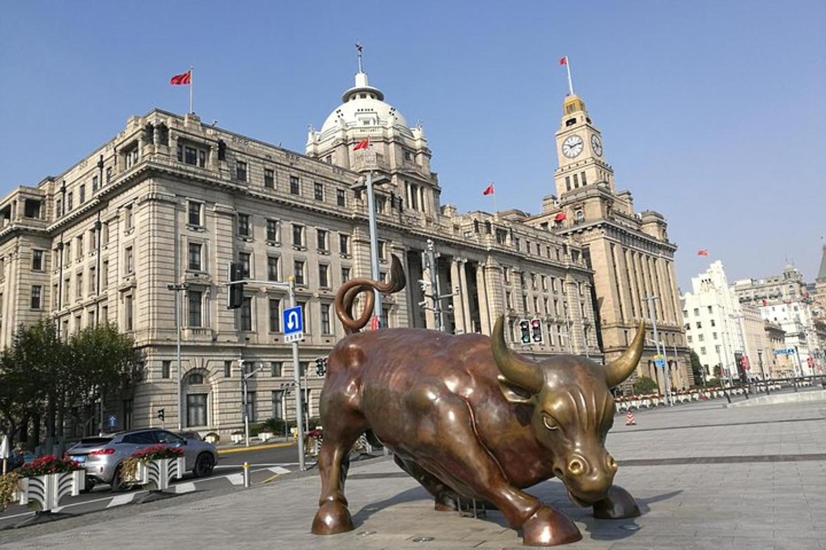 una statua di un toro davanti a un edificio