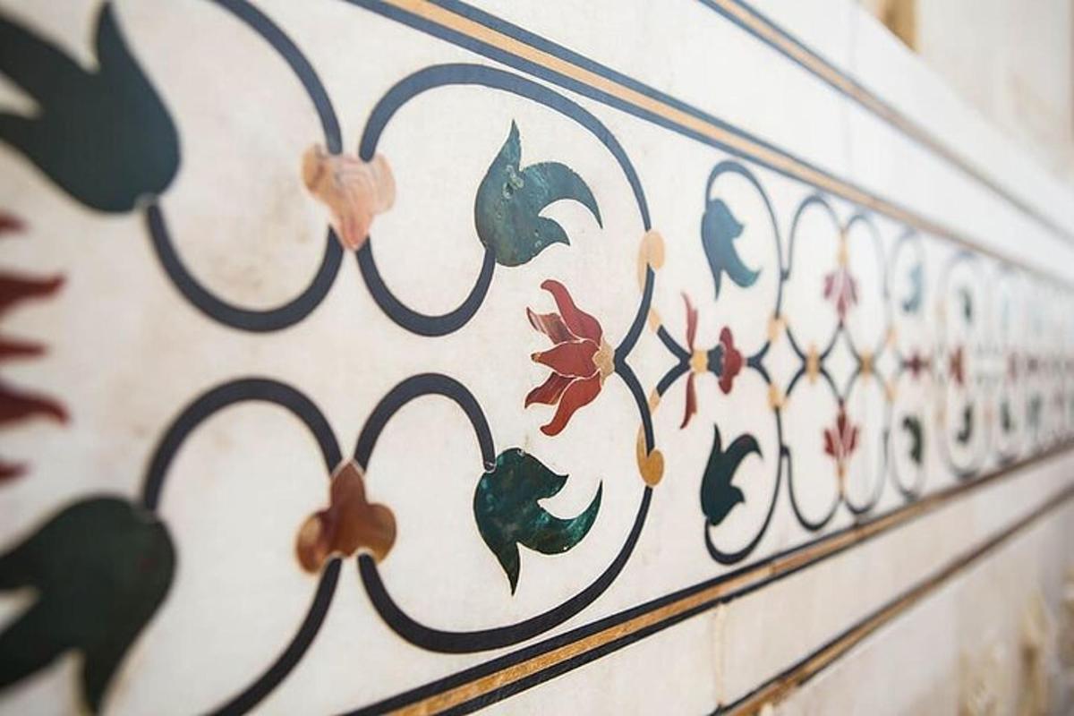eine weiße Wand mit Blumenmustern darauf