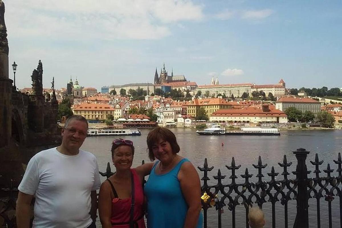 moški in dve ženski stojita pred reko