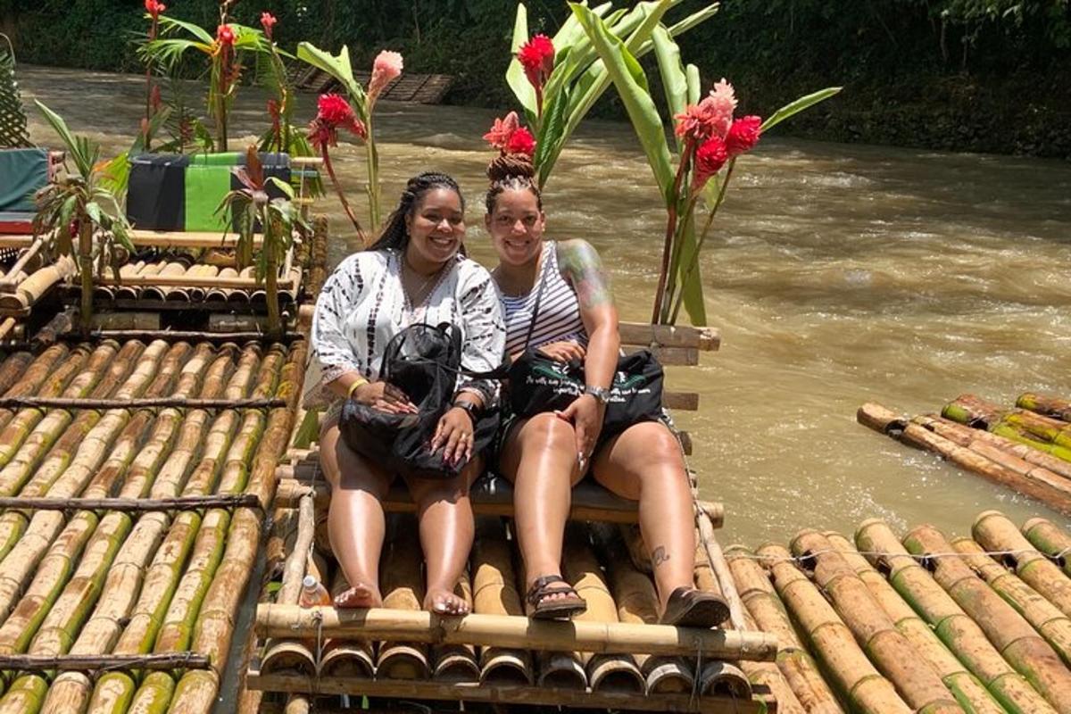 due donne sedute su una zattera in acqua
