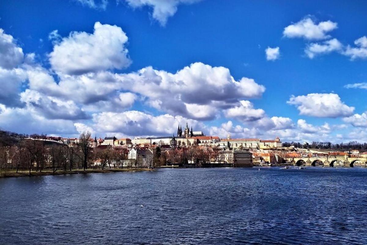 pogled na mesto z veliko vodno površino