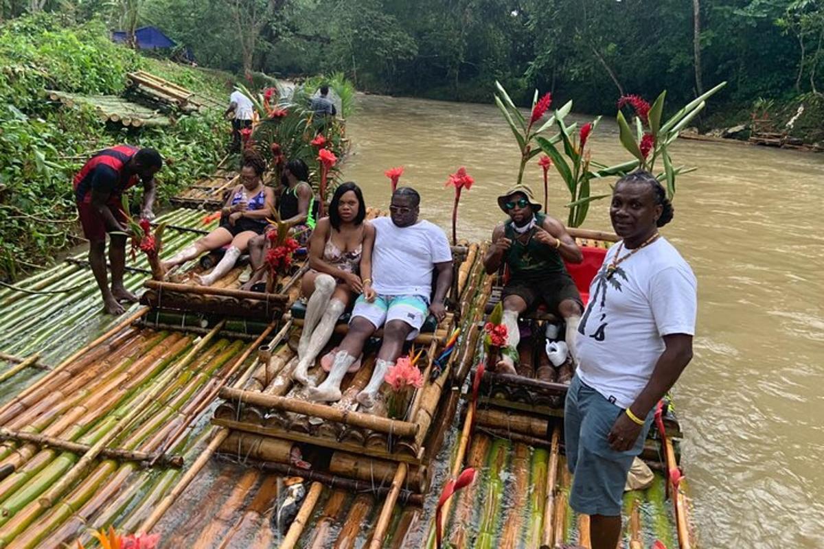 un gruppo di persone sedute su una zattera in un fiume