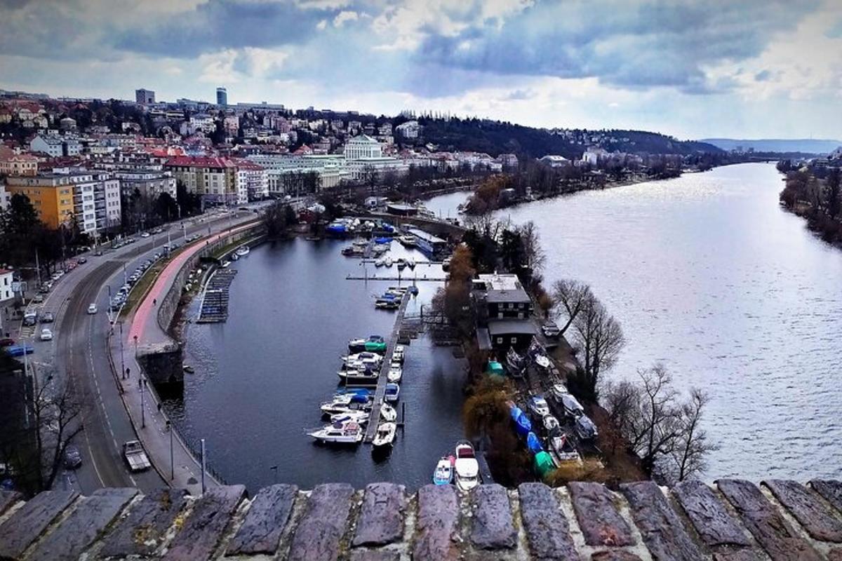 zračni pogled na reko s čolni v njej