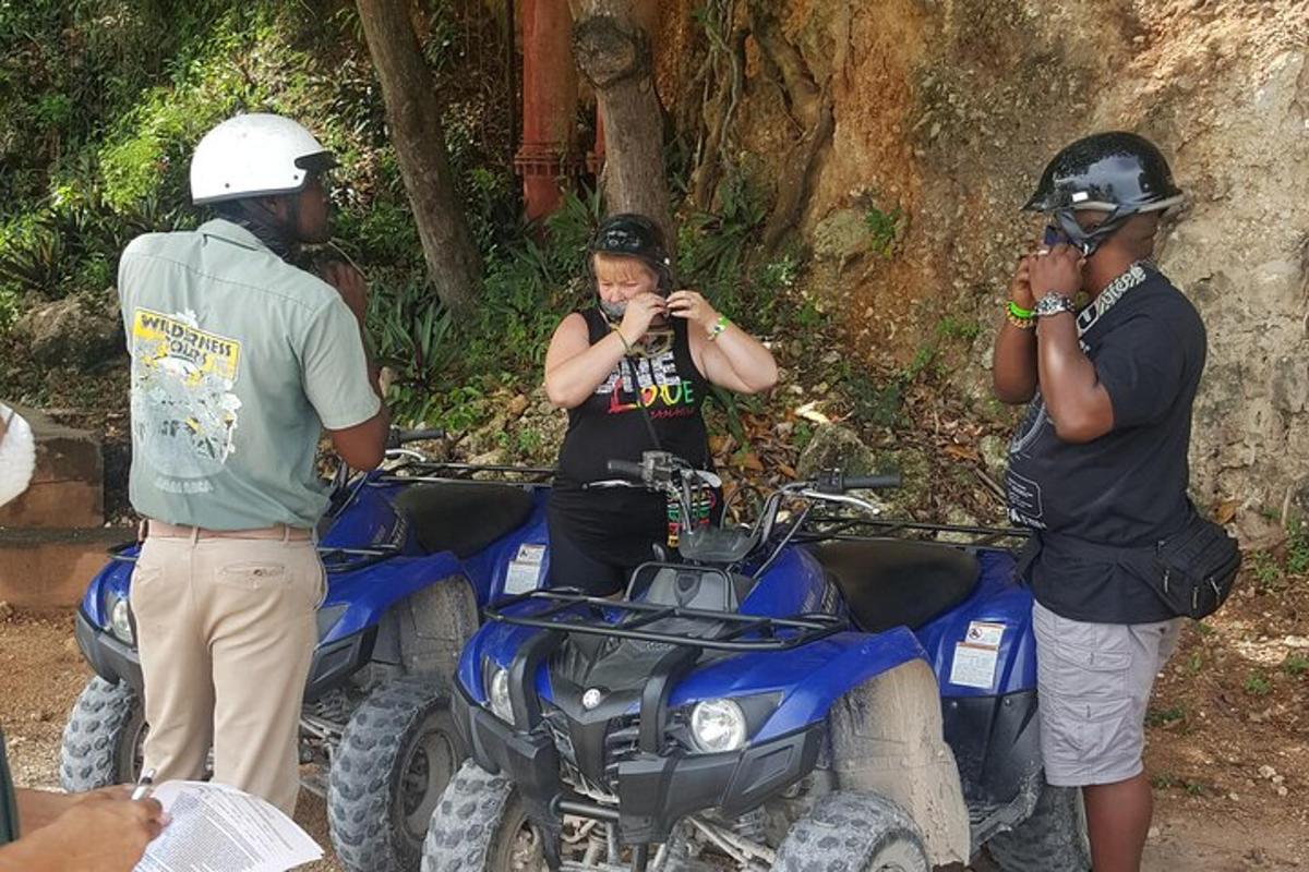 un grup de persones al costat d'un quad
