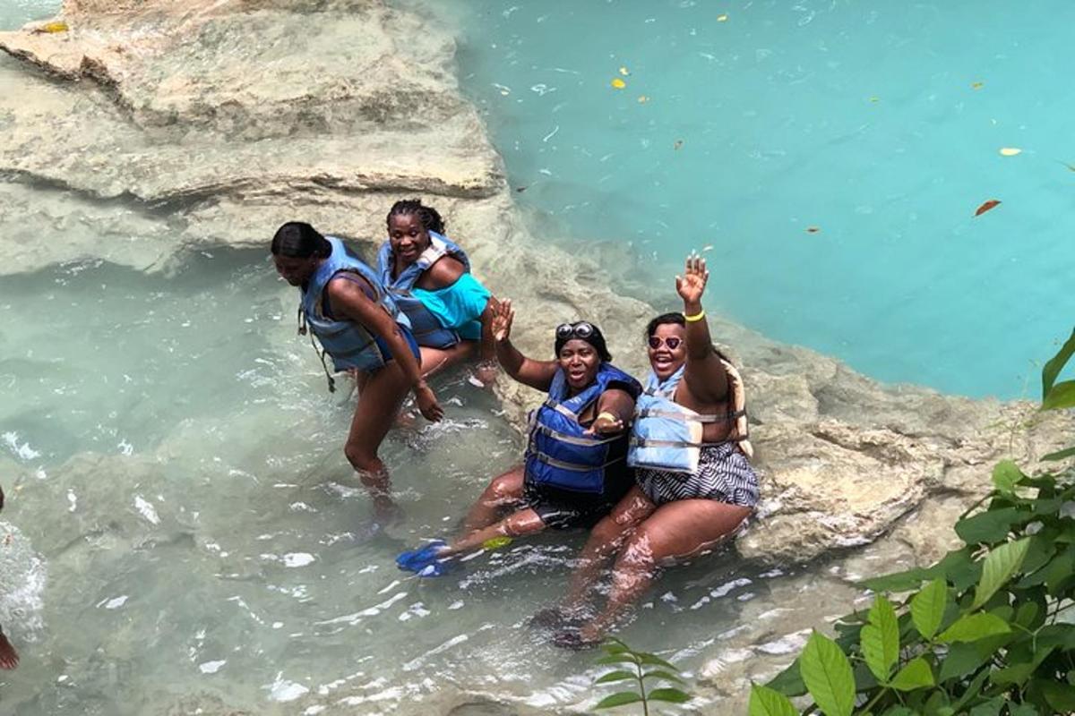 un gruppo di donne in posa in acqua