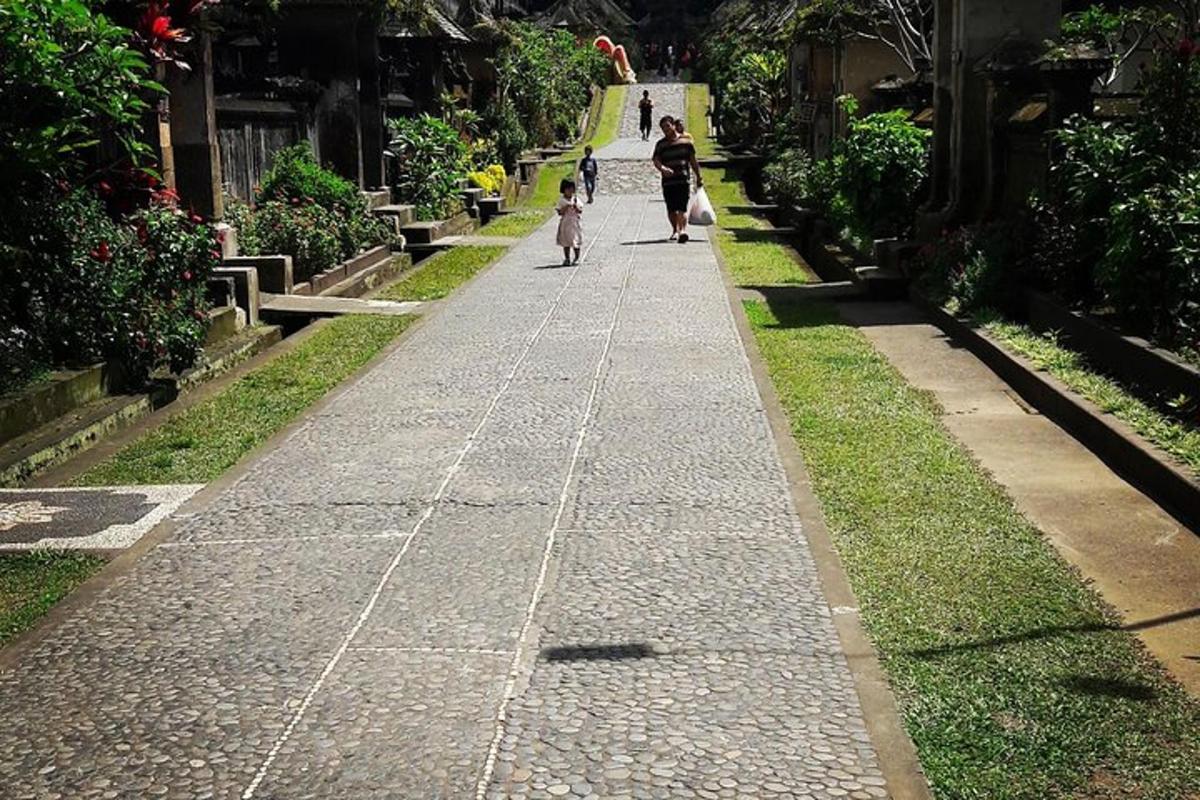 una donna e un bambino camminano lungo un marciapiede